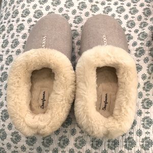 Brand new, never worn, Dearfoams slippers! They are very cozy!